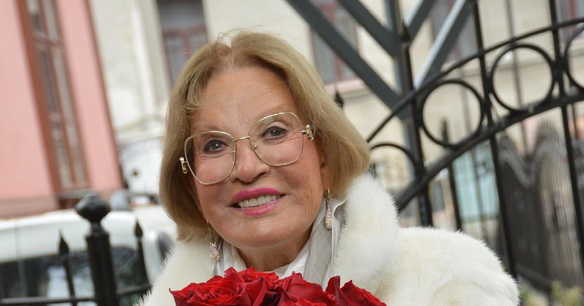 Квартиру Людмилы Максаковой взломали из-за упавшего к ней на балкон рабочего. Актриса подала в суд