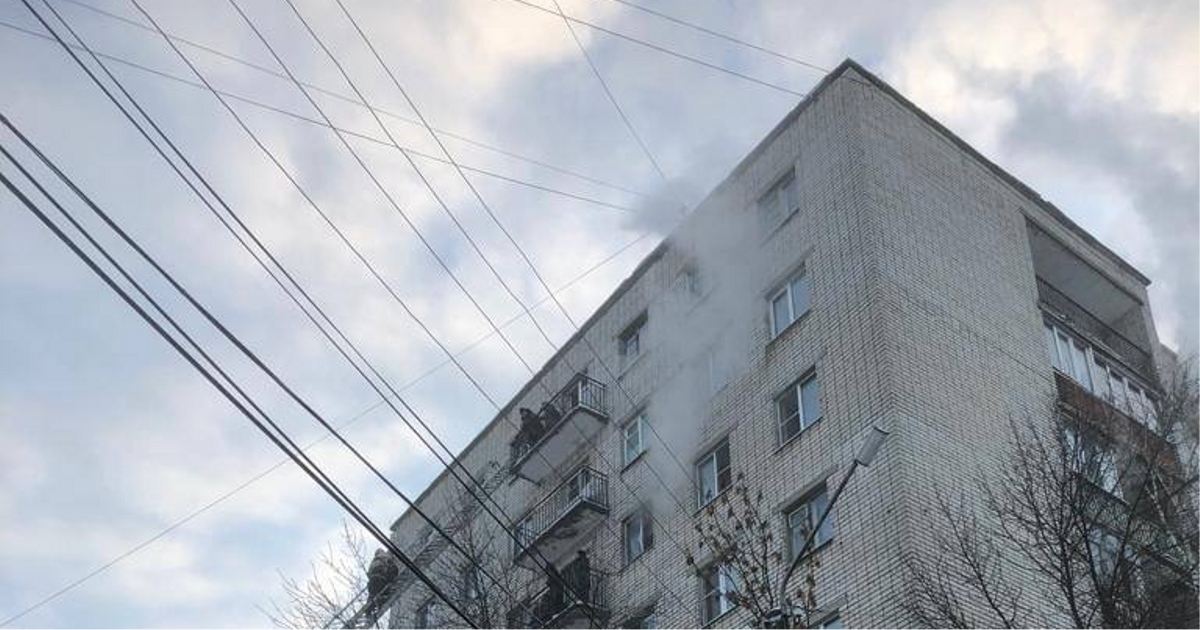 Годовалого ребенка и трехмесячного малыша спасают после пожара в Чебоксарах. Всего пострадавших — 21