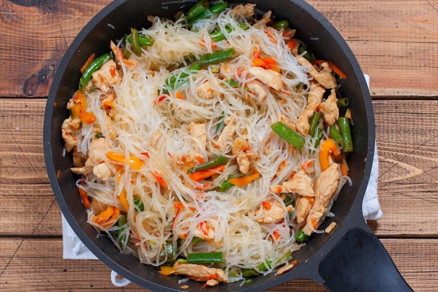 Корейский салат из фунчозы с курицей и овощами