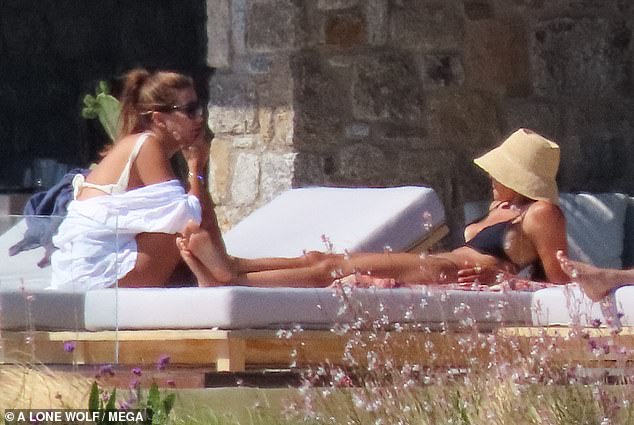 Защита: в какой-то момент Баррозу надела соломенную шляпу-ведро, чтобы не допустить попадания палящего солнца на ее лицо.