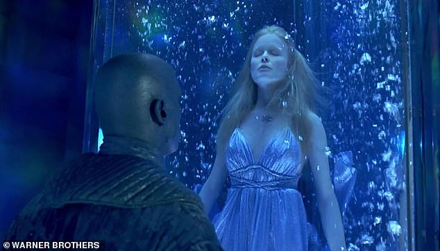 Frozen: Здесь она изображена в ледяной воде в серебряном платье.
