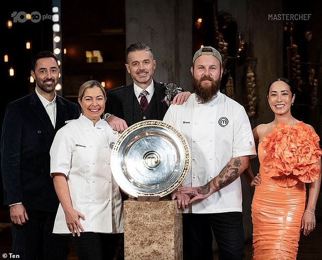 Брент Дрейпер был коронован победителем сезона MasterChef Australia 2023 года в эмоциональном финальном эпизоде ​​в воскресенье вечером.  Но кажется, что победа Брента оставила горький привкус во рту у зрителей, и многие остались грязными из-за того, что участник соревнований Деклан Клири не забрал домой трофей.  На фото Брент с Рианнон Андерсон, занявшей второе место в центре, вместе с судьями Энди Алленом, Джоком Зонфрилло и Мелиссой Леонг.
