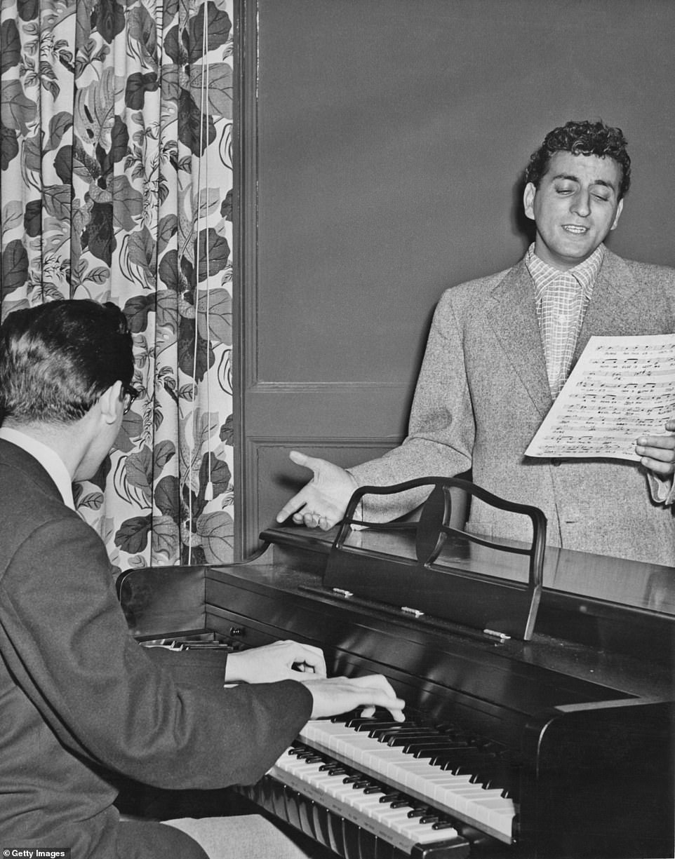1955: Беннет репетирует новый хит в начале своей карьеры в сопровождении пианиста Джина ДиНови.