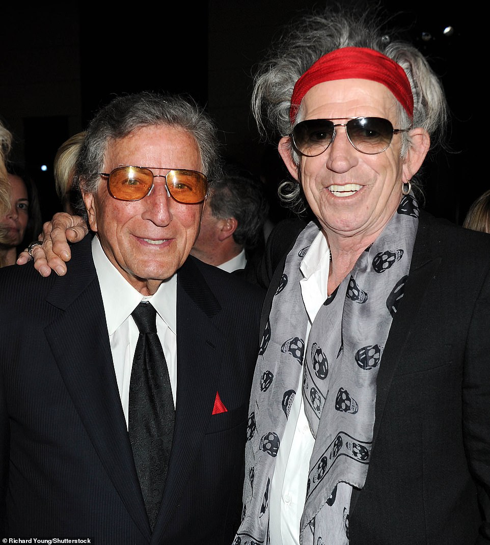 2011: Ведущий гитарист Rolling Stones Кит Ричардс (справа) вместе с Тони Беннеттом на ежегодном гала-концерте Norman Mailer Benefit Center в отеле Mandarin Oriental, Нью-Йорк.