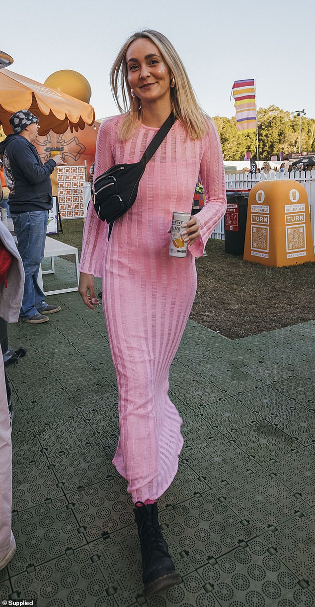 Она уложила волосы и дополнила серьгами-кольцами и черной сумкой через плечо.