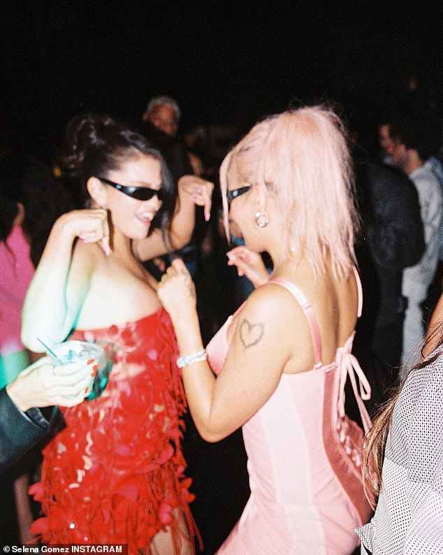 Попадая на танцпол: она также поделилась множеством снимков, когда танцевала всю ночь напролет с другими гостями вечеринки.