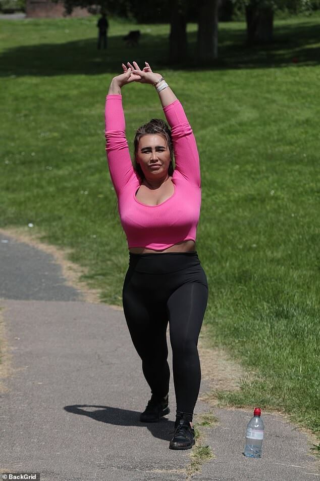Упражнение: Лорен Гуджер провела серьезную тренировку в прошлый вторник, когда ее бывший парень Чарльз Друри предстал перед судом.