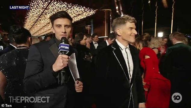 Сэм Тонтон поделился очень неловким моментом на церемонии вручения наград Logie Awards 2023 в воскресенье вечером.  После интервью с Ошером Гансбергом на красной дорожке Сэм протянул руку для рукопожатия, но получил отказ.  Оба на фото