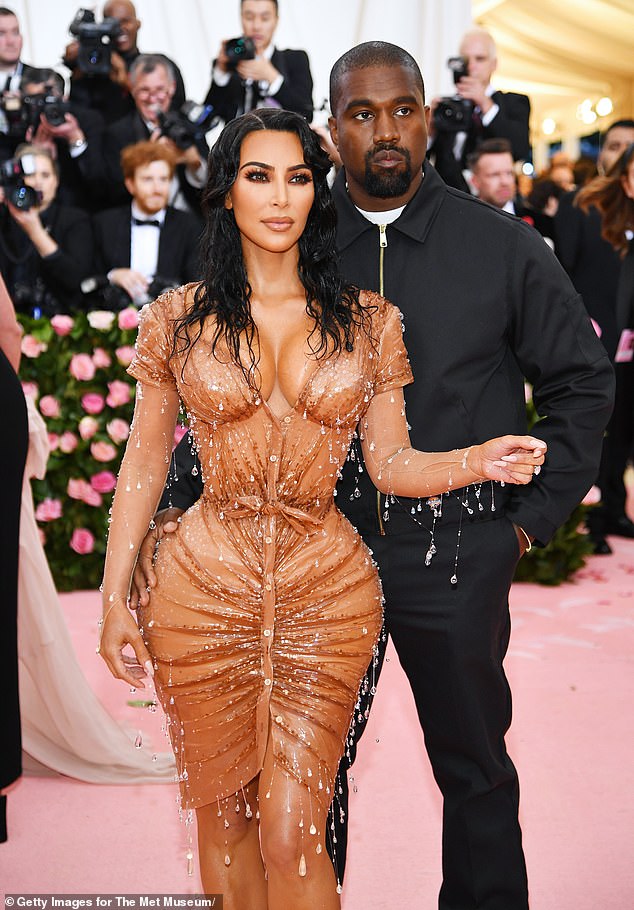 Клип от KUWTK показывает, как Канье отчитывает Ким за то, что она согласилась надеть откровенное платье в стиле корсета на Met Gala в 2019 году. (На фото на красной дорожке мероприятия)