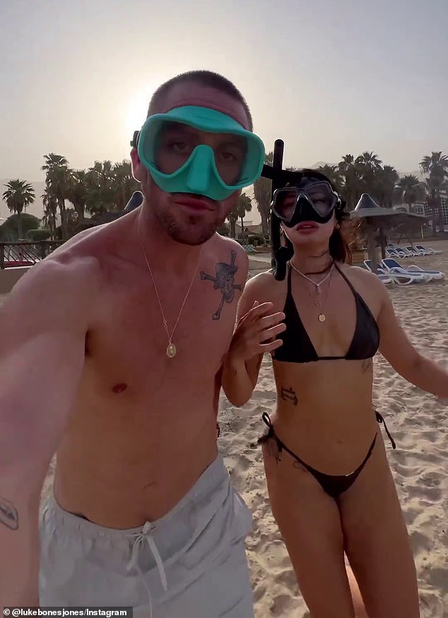В другом видео на своей странице в Instagram Люк занимается сноркелингом со своей девушкой в ​​бикини.