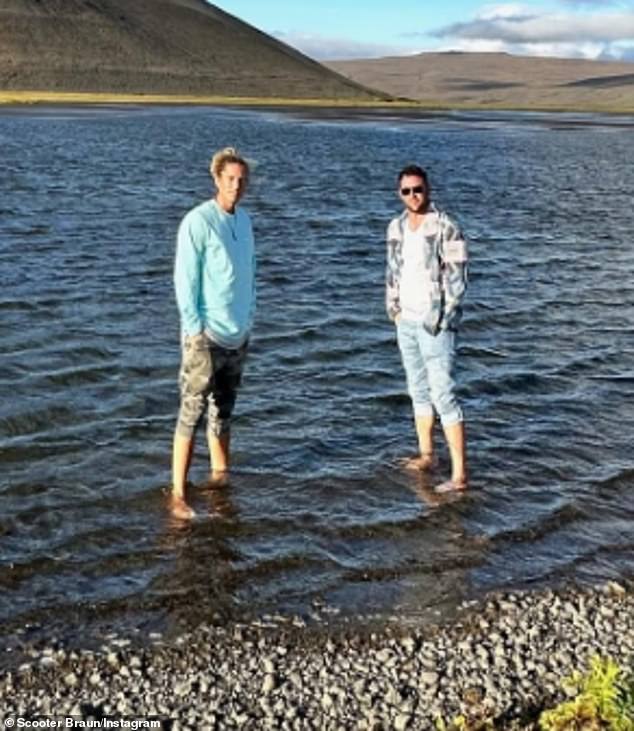 На снимках, сделанных в Исландии, видно, как менеджер наслаждается прогулкой на вертолете, любуясь потрясающими видами, окунает пальцы ног в озеро и садится ужинать при свечах в пещере.