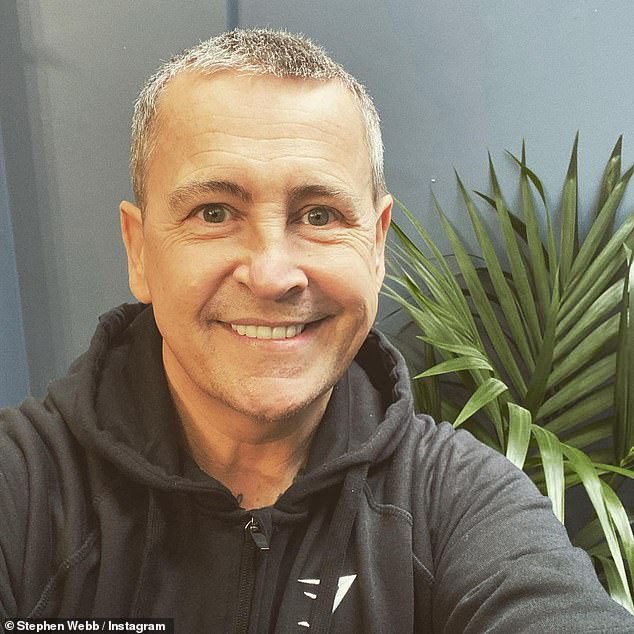 Время с семьей: 50-летняя звезда Gogglebox запечатлела в Instagram момент, когда его близкие были проинформированы летным экипажем о смене мест.