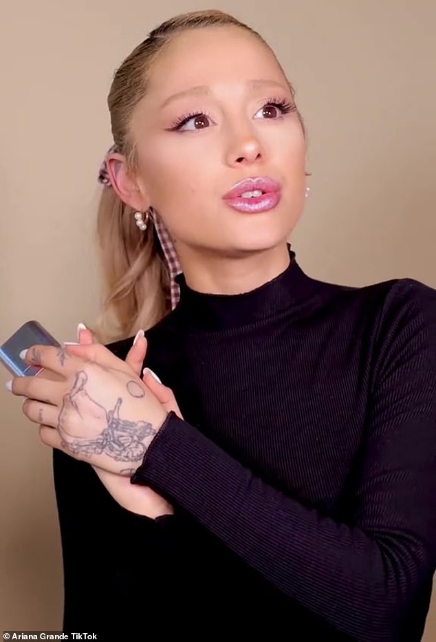 Новые чернила: недавно она также зашла в TikTok, чтобы не только рекламировать новейший продукт своего бренда REM Beauty, но и дебютировать с новой татуировкой на тему «Волшебник страны Оз».