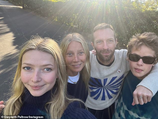 Это 17-летний Мозес Мартин, сын Гвинет Пэлтроу, 50 лет, и фронтмена Coldplay Криса Мартина, 46 лет, на фото со своими родителями и сестрой Эппл, 19 лет.