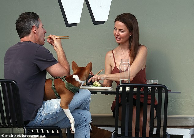 Они наслаждались азиатским пиршеством, хихикая и болтая перед прохожими.