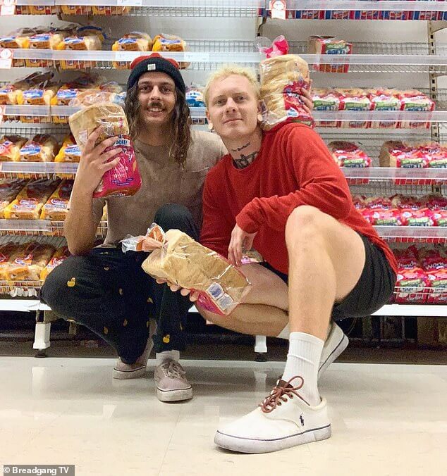 Австралийские диджеи Bread Gang загрузили на You Tube видеоролик, показывающий, как им удалось проникнуть на аншлаговый фестиваль электронной музыки Creamfilds North в Великобритании в минувшие выходные.