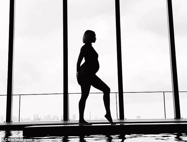 Детские новости: Сиара беременна четвертым ребенком. 37-летний мужчина поделился радостной новостью в Instagram с забавным видео во вторник утром. Звезда была замечена в профиль, когда она показала свой большой животик.