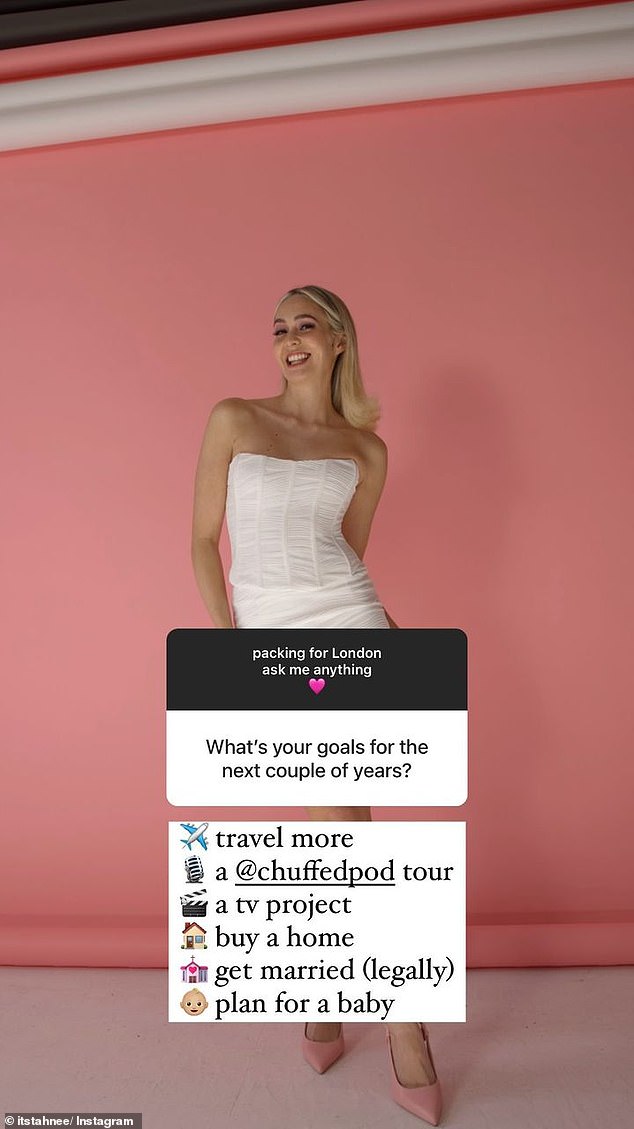 Она призналась в радостной новости в разделе вопросов и ответов в Instagram, когда фанат спросил, каковы ее краткосрочные планы на жизнь.