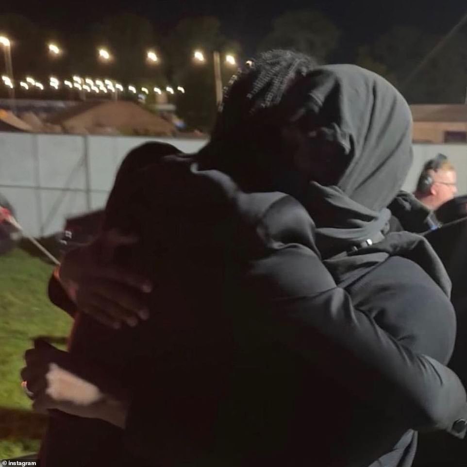 Объятие: Канье посетил фестиваль Electric Picnic в графстве Лаойс, и на этой фотографии он был запечатлен обнимающим своего друга Стива Лейси.  Певица Dark Red – одна из артистов, выступающих на фестивале.