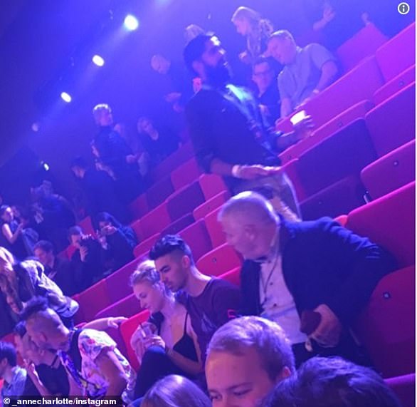 Первое появление: пару впервые увидели вместе на церемонии вручения наград MTV EMA.