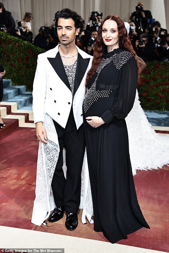 Удар Met Gala: Софи продемонстрировала полное сияние материнства, когда они с Джо прибыли на Met Gala в мае 2022 года.