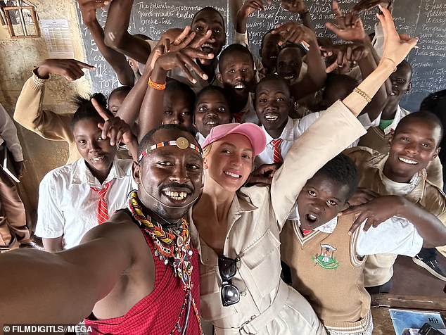 Отпуск: звезда реалити-шоу поделилась фотографией с местными жителями