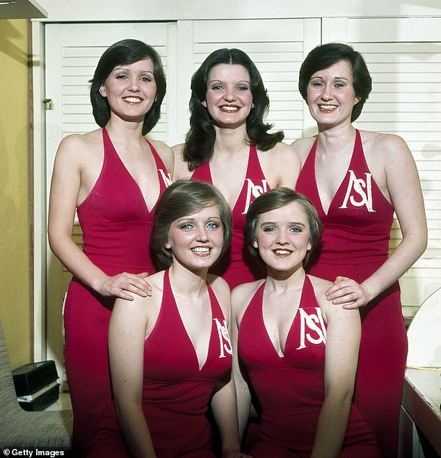 Семья: Сестры Нолан на фото в 1981 году. [back left to right Maureen, Anne and the late Bernie, front left to right Linda and Denise]