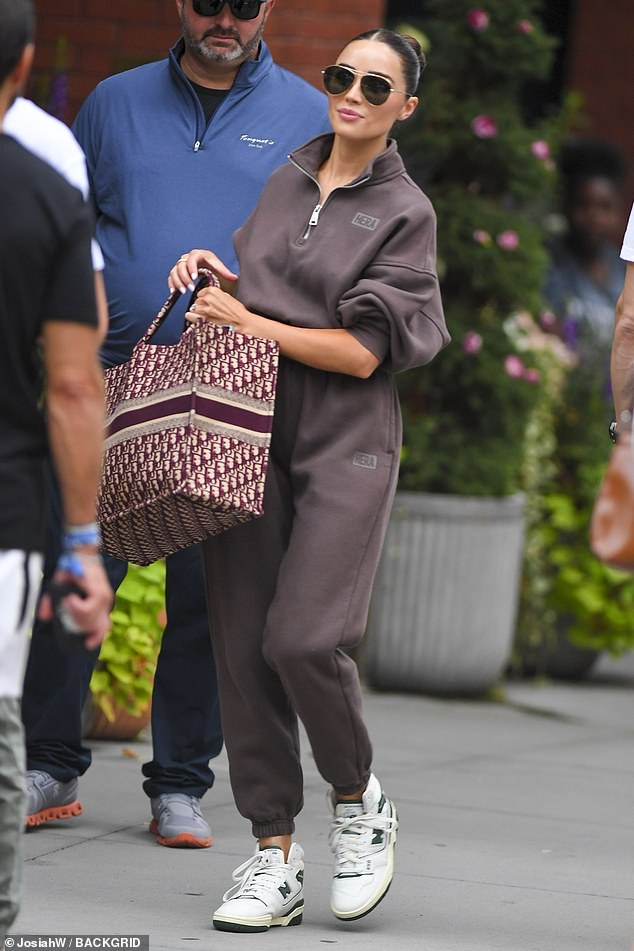 Позже в тот же день: Позже в тот же день влиятельный человек был замечен в более повседневном образе.