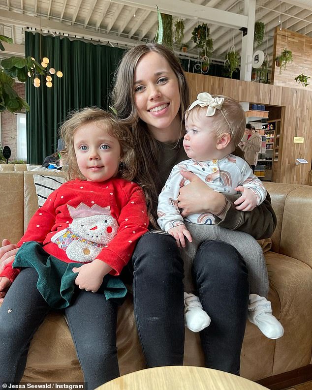 Растущая семья: в субботу 30-летняя выпускница 19 Kids And Counting и ее муж Бен Зивальд поделились захватывающими новостями со своими более чем тремя миллионами подписчиков в Instagram.
