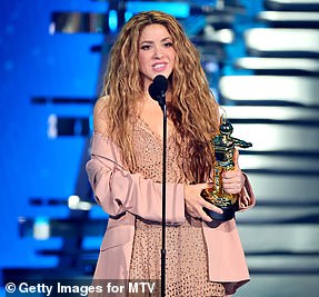 Шакира стала лауреатом премии Video Vanguard Award в этом году.