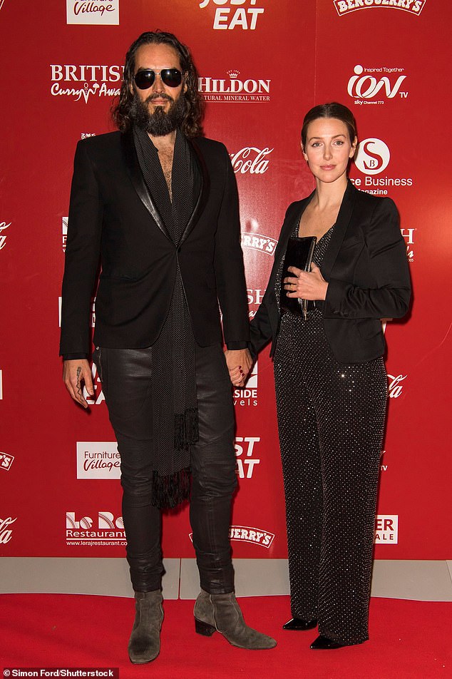 Рассел Брэнд и Лора Галлахер на церемонии вручения наград British Curry Awards в 2018 году. У пары двое детей, шестилетняя Мэйбл и трехлетняя Пегги, и они ждут третьего в ноябре.