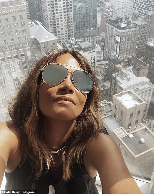 Кампания: «К 10-летнему юбилею @katehudson и я объединились, чтобы еще раз оказать поддержку — кампания этого года стартует 1 октября», — добавила она.