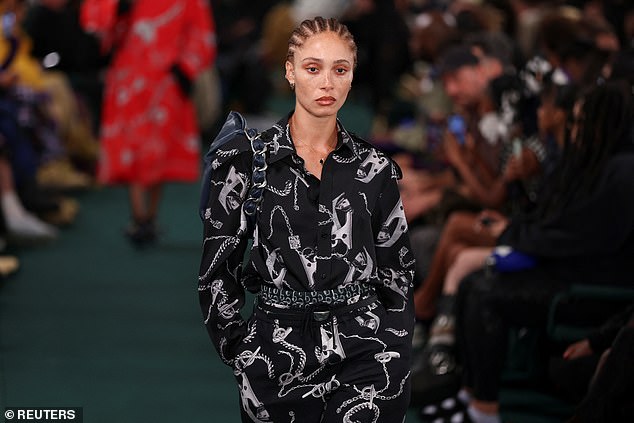 Уверенно: Адвоа Абоа штурмовал подиум во время мероприятия Burberry