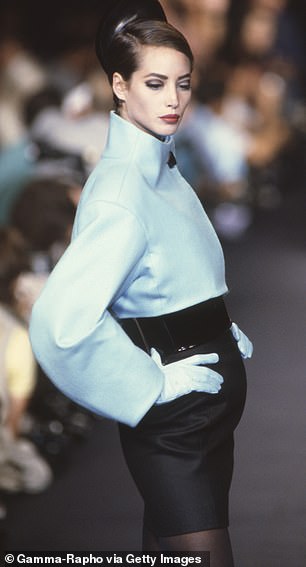 Кристи Терлингтон идет по подиуму на показе мод Lanvin Haute Couture осень/зима 1990–1991, 1990 год.