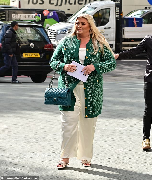 Все взгляды прикованы к ней: 42-летняя бывшая звезда TOWIE, которая на этой неделе набросилась на фэтшеймеров, привлекла внимание в шелковом золотом комбинезоне и кардигане Gucci, направляясь на презентацию Fortnum and Mason.