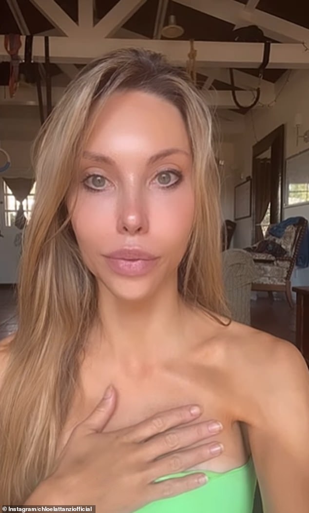 Хлоя добавила, что даже когда ее мать боролась с собственным раком груди, она все равно находила время, чтобы помочь другим больным раком и дать им понять, что они не одиноки.