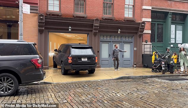 Тейлор Свифт подъехала к своему Range Rover в окружении еще двух машин службы безопасности, которые въехали в ее гараж в Трибеке.