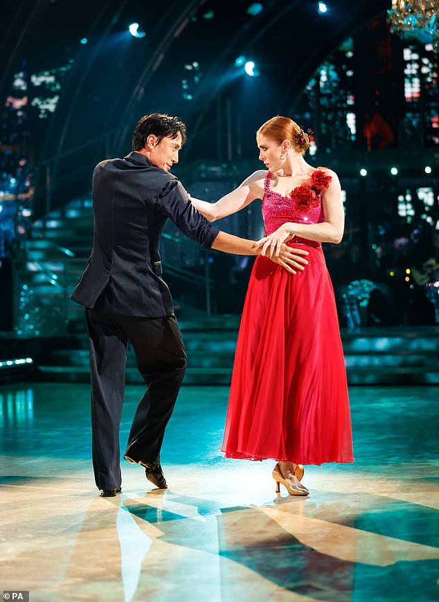 Впечатляет: Анжела многообещающе начала свой дебют в Strictly в прошлую субботу, заслужив похвалу судей за исполнение танго под трек Майли Сайрус Prisoner.