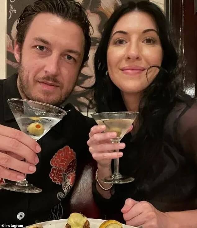 Счастливые новости: барабанщик Arctic Monkeys Мэтт Хелдерс женился на подруге рэпера Аманде Бланк на тайной свадебной церемонии - через три года после того, как у них начались отношения.
