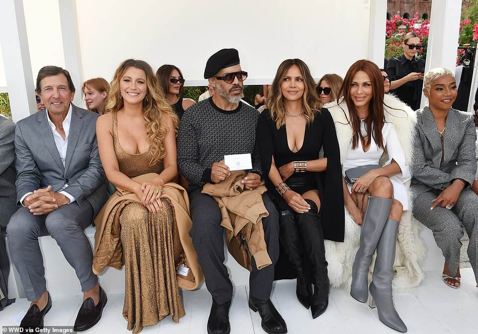 Первый ряд: На шоу Michael Kors был довольно многочисленный состав.  На нем присутствовали Джон Д. Айдол, председатель и генеральный директор Capri Holdings (который владеет Kors), Блейк Лайвли, Ван Хант, Холли Берри, Николь Ари Паркер и Тиффани Хэддиш.