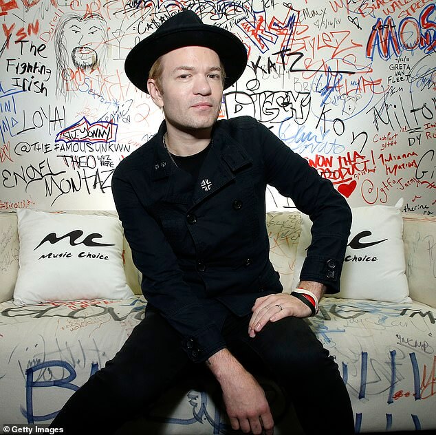 Фронтмен Sum 41 Дерик Уибли был выписан из больницы всего через день после того, как его доставили в отделение неотложной помощи с пневмонией, а также из-за опасений, что борьба с болезнью может привести к сердечной недостаточности; видел в 2019 году