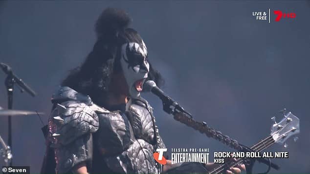 Группа KISS перед Гранд-финалом AFL разделилась во мнениях: футбольные фанаты обвиняют рок-группу в подпевке губ… и критикуют Седьмой канал за то, что он пропустил «денежный выстрел»