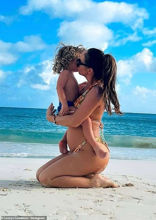 Семья: 33-летний Кайл Уокер, как сообщается, купил своей бывшей 32-летней Лорин Гудман и ее детям «особняк на берегу моря за 2,5 миллиона фунтов и потратил 40 000 фунтов только на шторы».