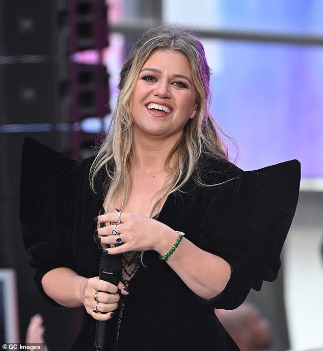 Сообщение в социальных сетях: 41-летняя победительница American Idol поделилась с фанатами забавным моментом в субботу, когда разместила клип в Instagram.