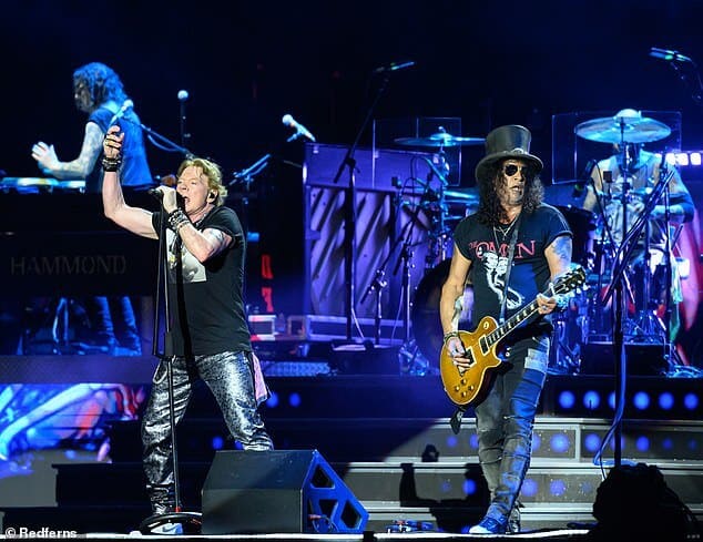 Концерт отменен! Guns N' Roses отложили концерт на стадионе Busch в Сент-Луисе, назначенный на субботу, 9 сентября, из-за неустановленной болезни участников группы.