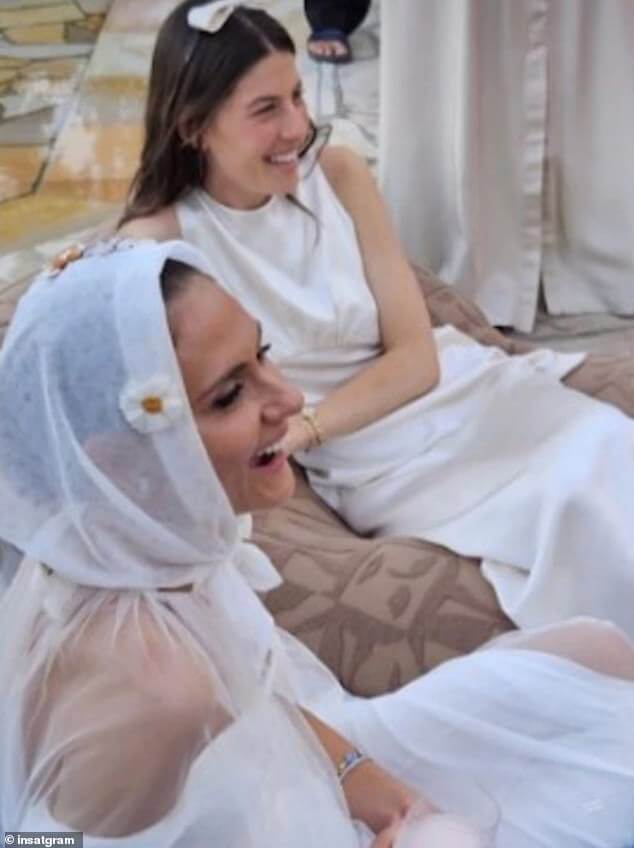Кэти Ингэм, 40 лет (внизу), вышла замуж за свою давнюю подругу Али Розенберг (вверху) в Италии на этой неделе после того, как этим летом братья и сестры Тами и Джонни также связали себя узами брака со своими партнерами.