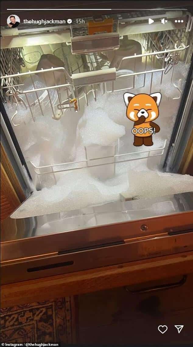 54-летний Хью Джекман в четверг зашел в Instagram Stories, чтобы взглянуть на негламурную реальность своего холостяцкого образа жизни после того, как он случайно заставил свою посудомоечную машину переполниться пеной.