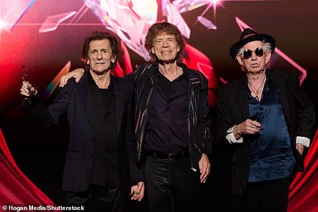 Последнее: последний сингл The Rolling Stones Sweet Sounds of Heaven был хорошо принят фанатами после его выхода в четверг.  Участники группы Ронни Вуд, 76 лет, Мик Джаггер, 80 лет, и Кит Ричардс, 79 лет, были сфотографированы на вечеринке по случаю презентации альбома в Лондоне в этом месяце.