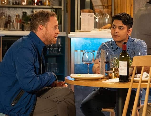 Напряжение: зрители Coronation Street увидели взрывной эпизод в среду вечером, когда Даррен (слева) наконец узнал о романе Кортни с подростком Аади (справа)
