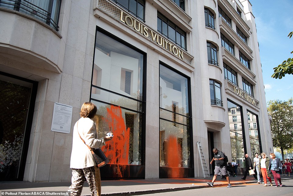 Вандализм: активисты Dernier Rénovation распылили оранжевую краску на окно Louis Vuitton на Елисейских полях в Париже